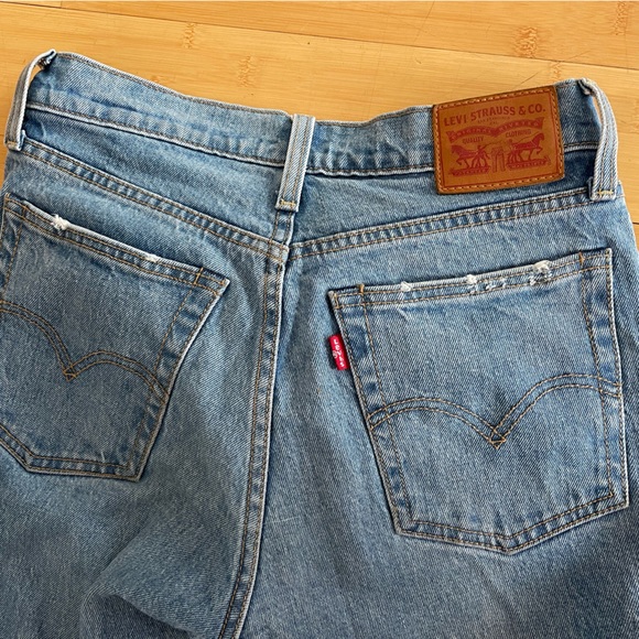 Levi’s Wedgie fit high-waisted raw hem medium-wash jeans - Picture 4 of 6